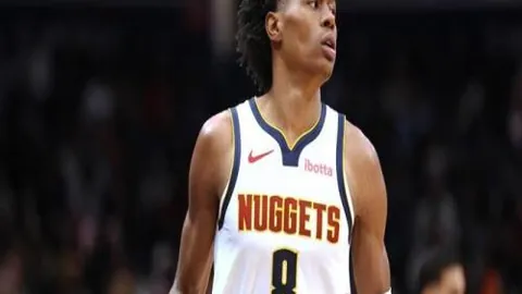 “决赛现场球迷巴黎帽利物浦围巾，材质备受瞩目”